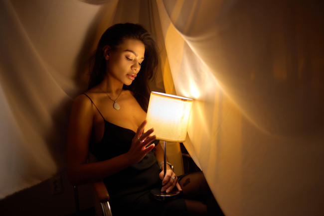 Обои картинки фото красивая девушка, девушки, - брюнетки,  шатенки, девушка, женщина, брюнетка, темноволосая, сексуальная, модель, звезда, позирует, разная, обувь, верхняя, стильная, одежда, нижнее, эротическое, бельё, трусы, лифчик, колготки, чулки, аксессуары, макияж, и, множество, элементов, на, фотографии