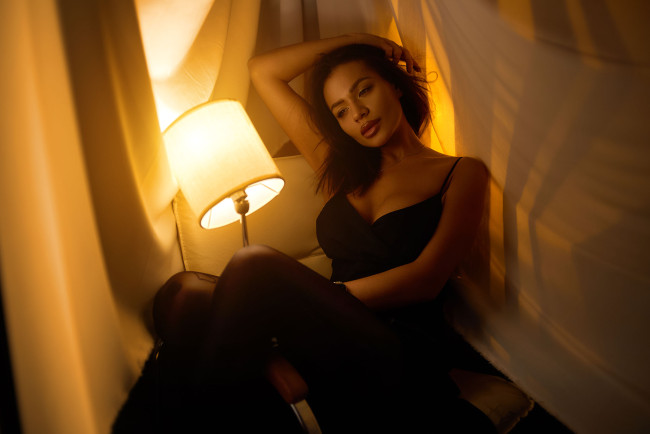 Обои картинки фото красивая девушка, девушки, - брюнетки,  шатенки, девушка, женщина, брюнетка, темноволосая, сексуальная, модель, звезда, позирует, разная, обувь, верхняя, стильная, одежда, нижнее, эротическое, бельё, трусы, лифчик, колготки, чулки, аксессуары, макияж, и, множество, элементов, на, фотографии