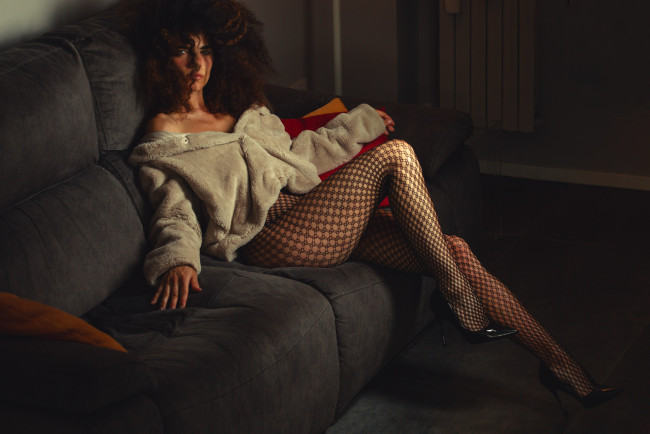 Обои картинки фото красивая девушка, девушки, - брюнетки,  шатенки, девушка, женщина, шатенка, темноволосая, сексуальная, модель, звезда, позирует, разная, обувь, верхняя, стильная, одежда, нижнее, эротическое, бельё, трусы, лифчик, колготки, чулки, аксессуары, макияж, и, множество, элементов, на, фотографии