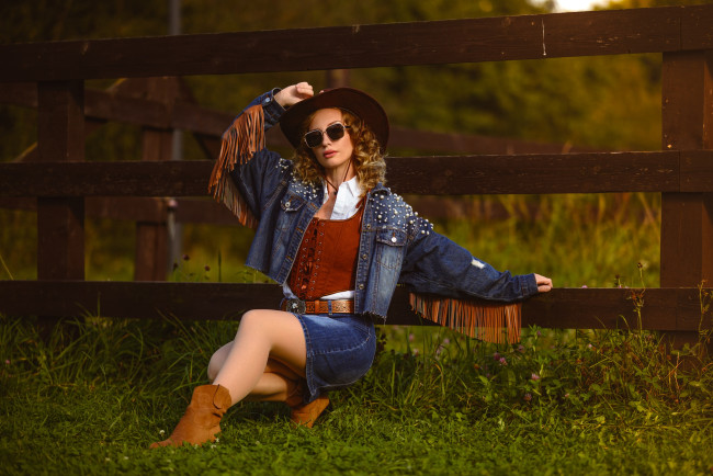 Обои картинки фото красивая девушка, девушки, - брюнетки,  шатенки, девушка, женщина, шатенка, темноволосая, сексуальная, модель, звезда, позирует, разная, обувь, верхняя, стильная, одежда, нижнее, эротическое, бельё, трусы, лифчик, колготки, чулки, аксессуары, макияж, и, множество, элементов, на, фотографии