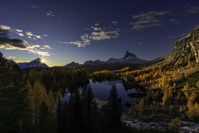 Обои картинки фото красота, разное, компьютерный дизайн, небо, облака, солнце, горы, скалы, деревья, лес, осень, озеро