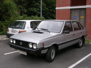 Картинка polonez автомобили выставки уличные фото