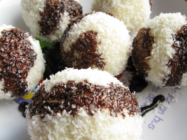 Обои картинки фото автор, varvarra, еда, мороженое, десерты, шоколад, кокос