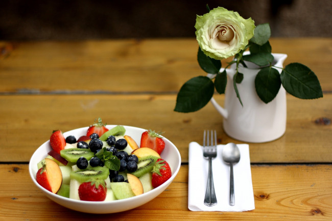 Обои картинки фото еда, мороженое, десерты, роза, вилка, фруктовый, салат