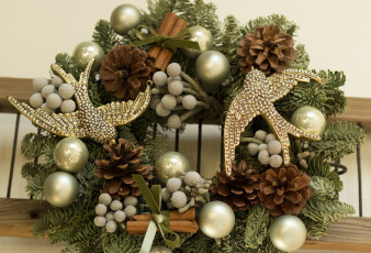 Картинка праздничные украшения птицы ель шишки венок ветки