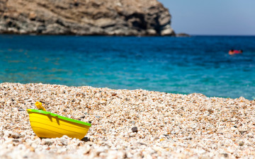 Картинка разное игрушки кораблик пляж море берег