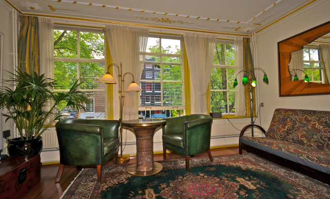 Обои картинки фото интерьер, гостиная, зеркало, шторы, лампа, диван, кресла