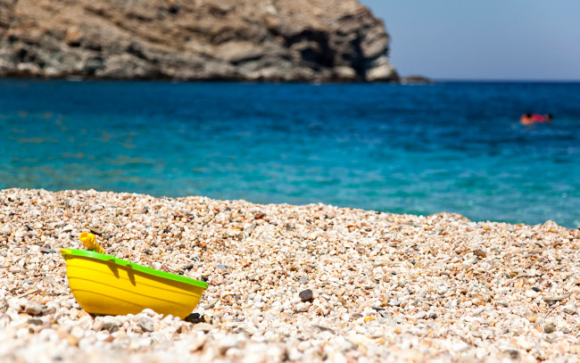 Обои картинки фото разное, игрушки, кораблик, пляж, море, берег