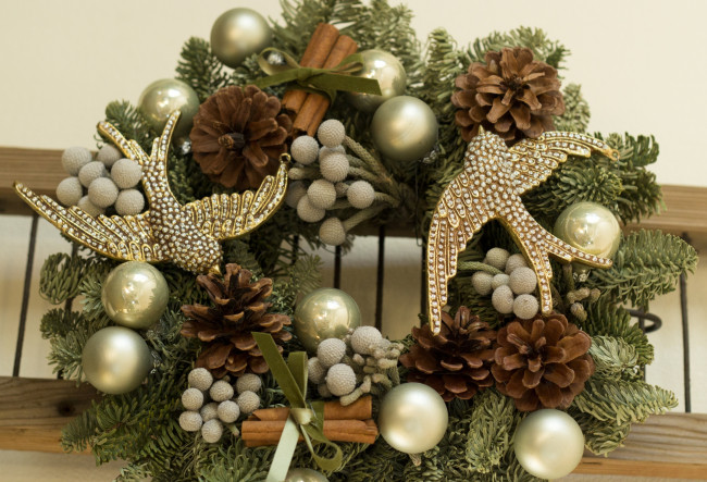 Обои картинки фото праздничные, украшения, птицы, ель, шишки, венок, ветки
