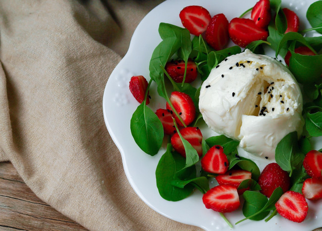 Обои картинки фото еда, мороженое, десерты, клубника