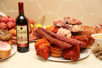 Картинка еда колбасные+изделия колбаса вино балык ветчина