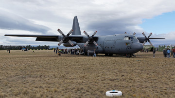 Картинка c130+hercules+aircraft авиация военно-транспортные+самолёты самолет поле вта