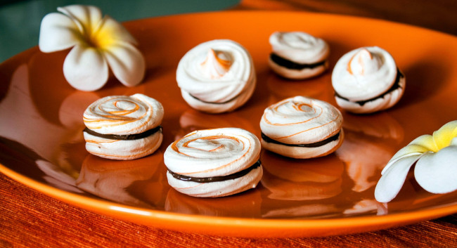 Обои картинки фото еда, пирожные,  кексы,  печенье, плюмерия, печенье, блюдо