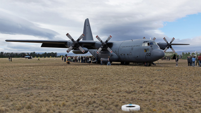 Обои картинки фото c130 hercules aircraft, авиация, военно-транспортные самолёты, самолет, поле, вта