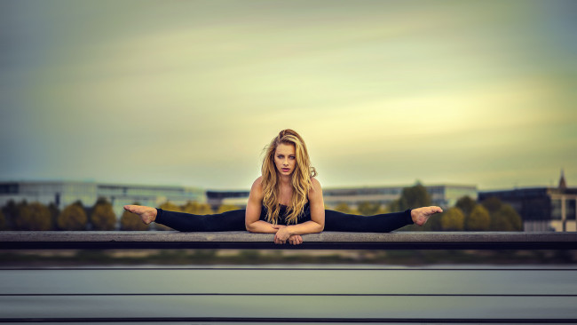 Обои картинки фото девушки, -unsort , блондинки, шпагат