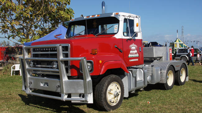 Обои картинки фото international sf2670 tractor unit, автомобили, international, сша, бронеавтомобили, автобусы, грузовые, navistar