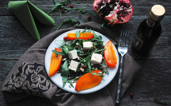 Обои картинки фото еда, салаты,  закуски, соус, руккола, гранат, козий, сыр, хурма