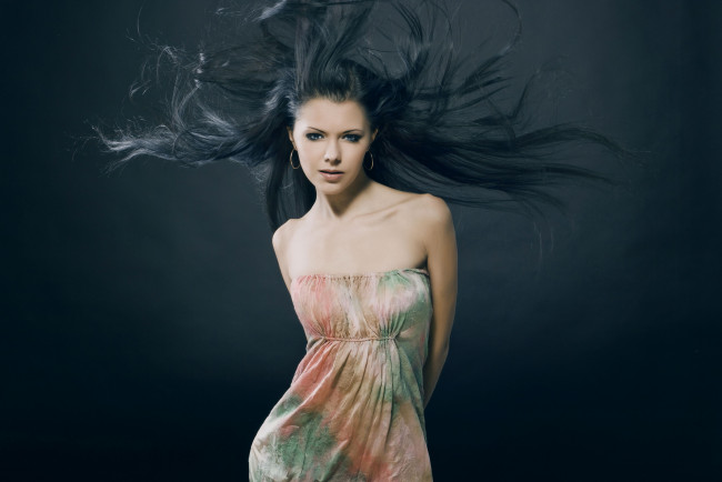 Обои картинки фото девушки, -unsort , брюнетки,  шатенки, ветер, волосы