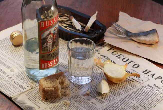 Обои картинки фото еда, натюрморт, водка, газета, лук, селедка, окурки