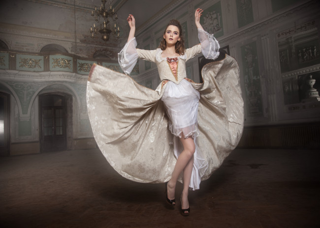 Обои картинки фото девушки, -unsort , брюнетки,  шатенки, зал, платье