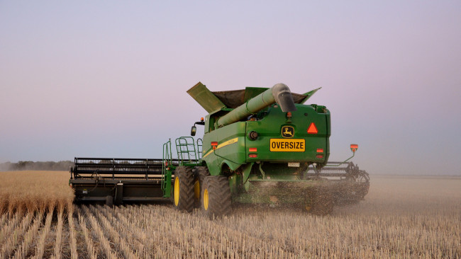 Обои картинки фото john deere, техника, комбайны, поле, комбайн