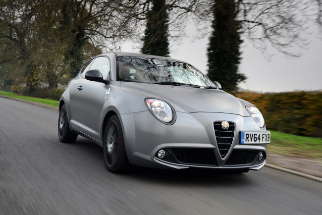 Обои картинки фото автомобили, alfa romeo, alfa, romeo, mito, серый, quadrifoglio, 2014г, 955, uk-spec, verde