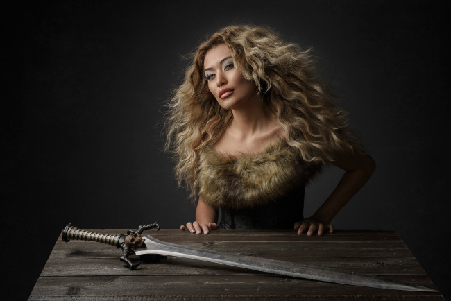 Обои картинки фото девушки, -unsort , девушки с оружием, yolanda, меч