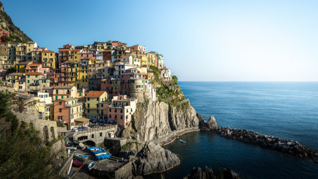 Обои картинки фото города, - панорамы, пейзаж, здания, море, ligurian, sea, italy, италия, cinque, terre, скалы, Чинкве-терре, manarola, лигурийское, побережье, манарола