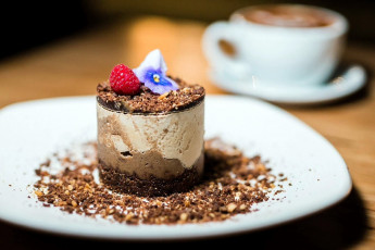 Картинка еда мороженое +десерты карамельный десерт малина