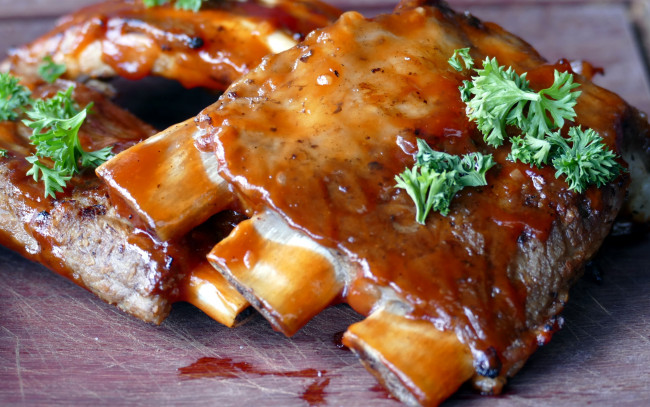 Обои картинки фото еда, мясные блюда, соус, петрушка, зелень, ребрышки