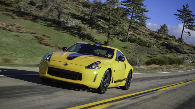 Обои картинки фото nissan 370z heritage edition 2018, автомобили, nissan, datsun, жёлтый, 2018, edition, 370z, heritage
