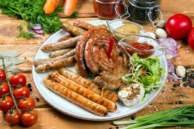 Обои картинки фото еда, колбасные изделия, соус, чеснок, колбаски, помидоры, томаты