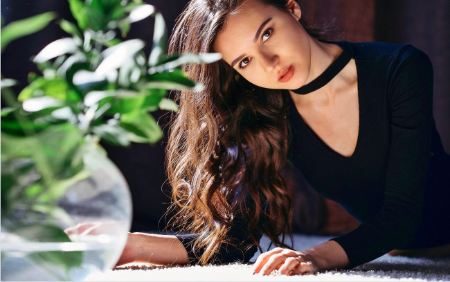 Обои картинки фото девушки, -unsort , брюнетки, темноволосые, взгляд, цветок, длинные, волосы