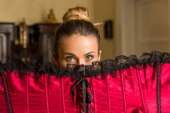 Картинка cara+mell девушки красный девушка cara mell корсет красотка поза взгляд модель блондинка