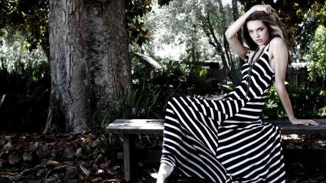 Обои картинки фото девушки, -unsort , блондинки,  светловолосые, красивая, девушка, полосатое, платье, зебровое