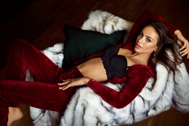 Обои картинки фото девушки, nicole meyer, костюм, шуба, белье, nicole, meyer, шатенка