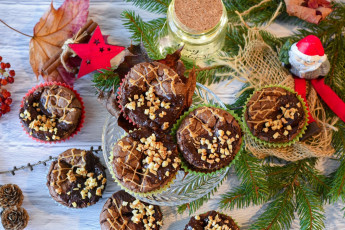 Картинка праздничные угощения шишки ветки еловые кексы капкейки