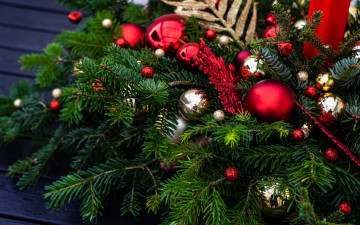 Картинка праздничные ёлки еловая ветка шарики