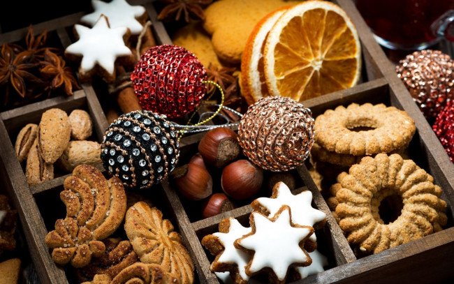Обои картинки фото праздничные, угощения, орехи, пряники, шарики