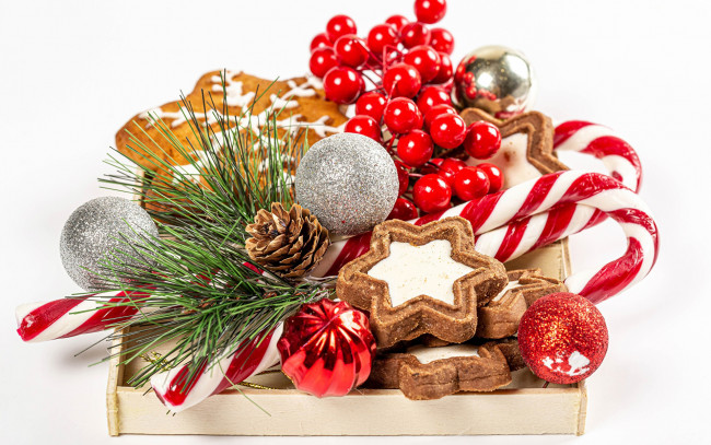 Обои картинки фото праздничные, угощения, пряники, леденцы, шарики, шишка