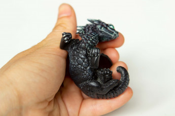 Картинка разное игрушки рука игрушка дракончик фигурка