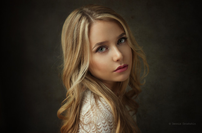 Обои картинки фото девушки, - лица,  портреты, блондинка, портрет, лицо, простой, фон, волосы, смотрит, на, зрителя, деннис, дрожжин, женщины, в, помещении, студия, макияж, крашеные, модель, с, водяными, знаками