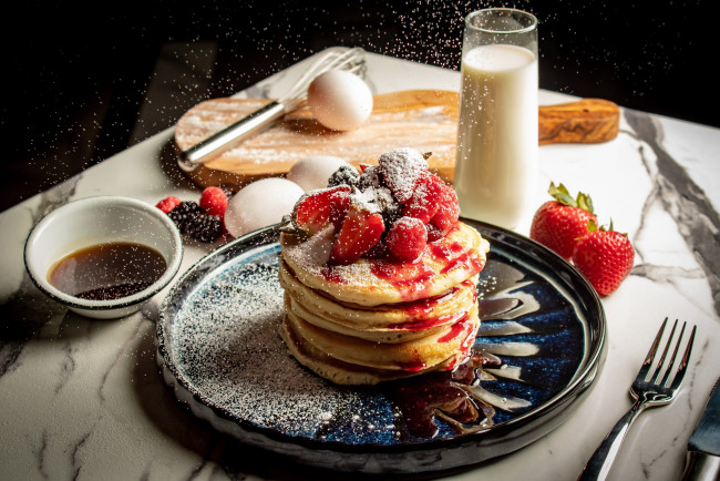 Обои картинки фото еда, блины,  оладьи, яйца, молоко, оладьи, клубника