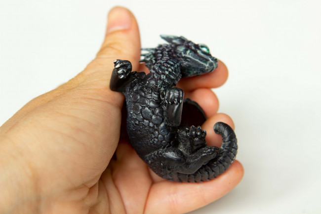 Обои картинки фото разное, игрушки, рука, игрушка, дракончик, фигурка