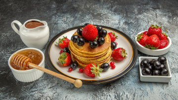 Картинка еда блины +оладьи ягоды стол клубника тарелка виноград посуда стопка миска