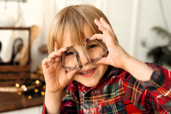 Картинка разное дети мальчик лицо формочки рубашка мука