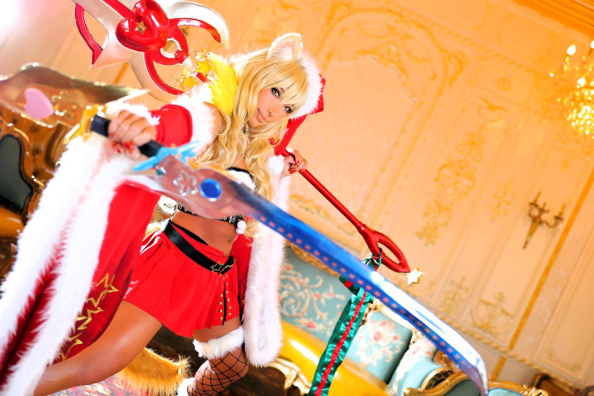 Обои картинки фото девушки, nonsummerjack, образ, косплей, наряд, костюм, ушки, шапка, снегурочка, топ, юбка, рукава, чулок, ботинки, хвост, оружие