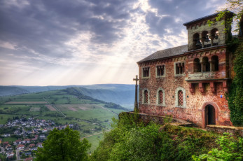 Картинка италия города пейзажи холм свет часовня деревня поля
