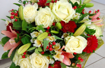 Картинка цветы букеты композиции альстромерия лилии герберы розы