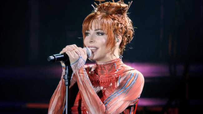 Обои картинки фото музыка, mylene, farmer, микрофон, певица